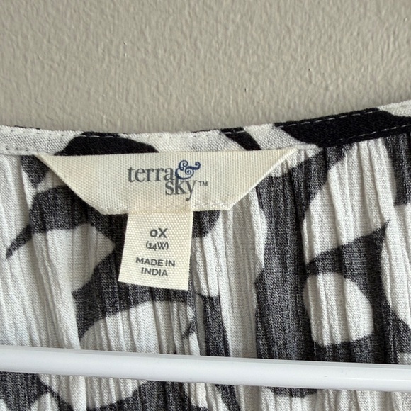 Terra & Sky Black and White Abstract Blouse - Picture 2 of 3